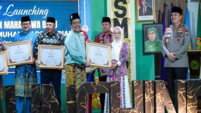 Pemkab Kampar Terima Penghargaan Kepala Daerah Inspiratif pada Grand Launching Penerimaan Mahasiswa Baru Universitas Muhammadiyah Riau. 